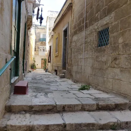 Romantic Townhouse In The Three Cities بيت للعطل *