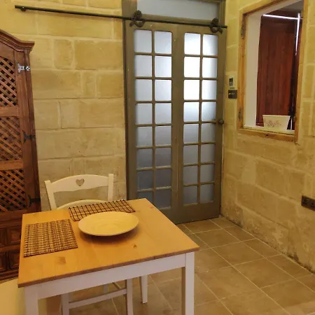 Romantic Townhouse In The Three Cities بيت للعطل *