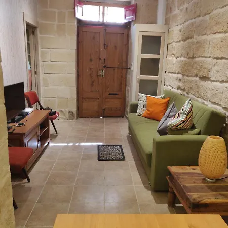 Romantic Townhouse In The Three Cities *